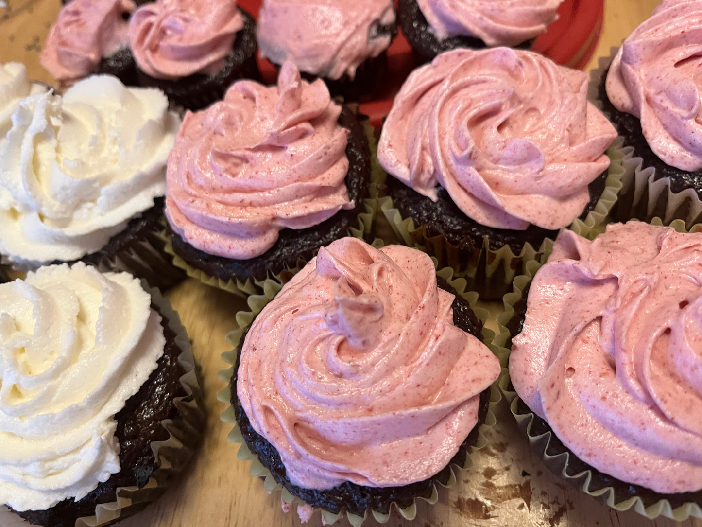 8-pack Raspberry Frosting with Chocolate Cake Cupcake